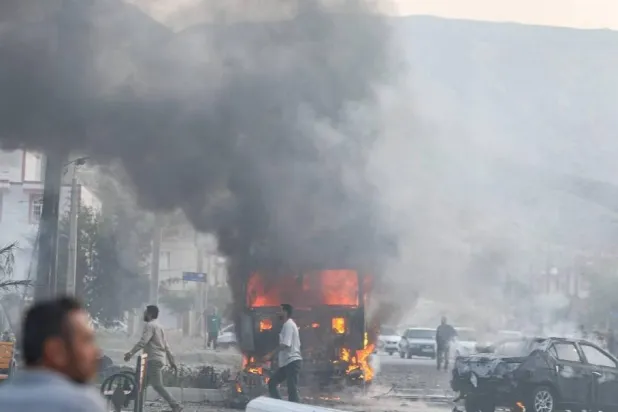 صورة نشرها التلفزيون الإيراني تُظهر اللحظات الأولى لإصابة صاروخ في مدينة ملارد جنوب محافظة فارس في أول يوم للحرب