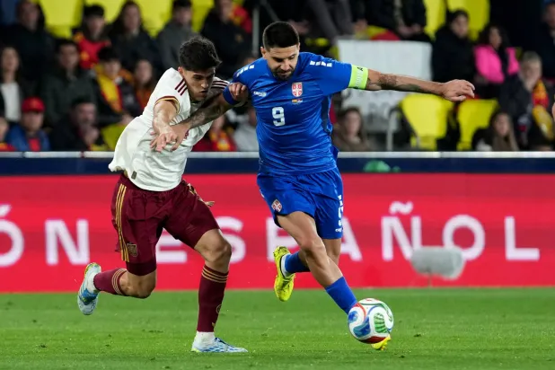 الصربي ألكسندر ميتروفيتش مهاجم الريان القطري (يمين) (أ.ب) 