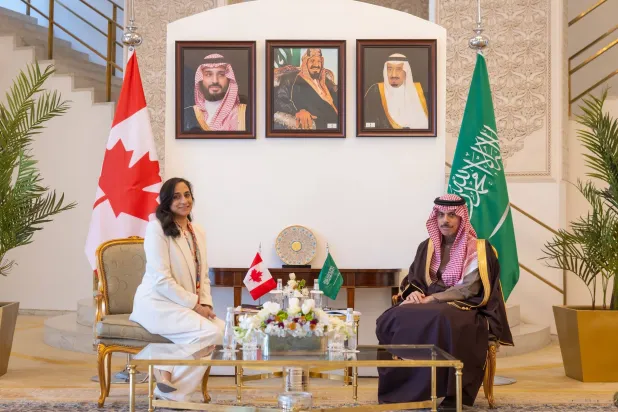 وزير الخارجية السعودي الأمير فيصل بن فرحان خلال لقائه نظيرته الكندية أنيتا أناند في الرياض الاثنين (واس)