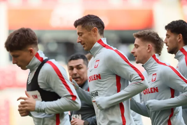 روبرت ليفاندوفسكي يسعى لقيادة بولندا لانتصار تاريخي في السويد (إ.ب.أ)