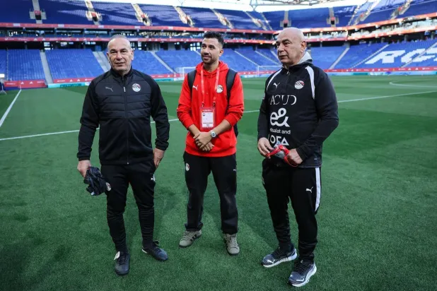 حسام حسن مدرب مصر وتوأمه إبراهيم ومحمود تريزيغيه قائد الفراعنة في ملعب إسبانيول (الاتحاد المصري)