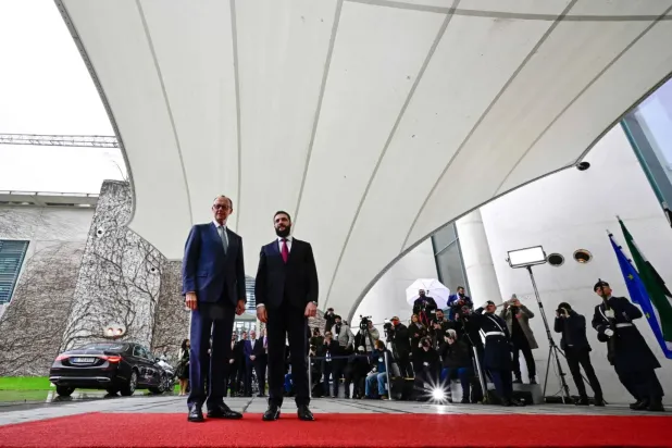 Almanya Başbakanı Friedrich Merz, dün Berlin'deki Federal Başbakanlık binasında Suriye Devlet Başkanı Ahmed el-Şara'yı kabul etti (DPA)