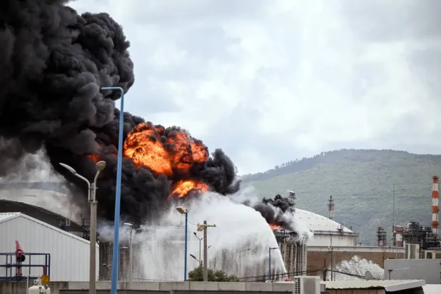  Dün İran'a ait bir füzenin engellenmesi sonrası Hayfa'daki petrol rafinerisinde yangın çıktı (Reuters) Fotoğrafta ise önceki gece saldırıya uğrayan İran'daki Tebriz rafinerisi görülüyor (Sosyal medya)