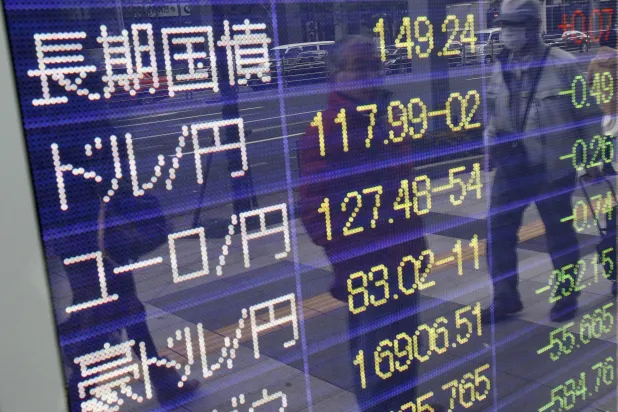 لوحة إلكترونية تعرض أسعار صرف الين الياباني مقابل الدولار الأميركي واليورو والدولار الأسترالي (رويترز)