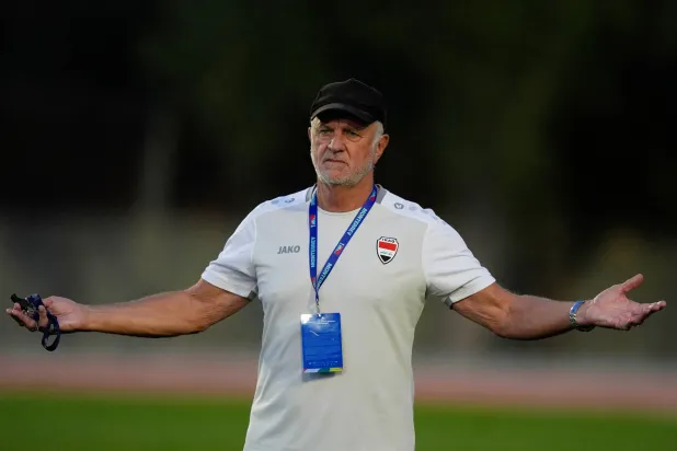 Iraq's coach Graham Arnold gestures during a training session ahead of a World Cup 2026 qualifying soccer match against Bolivia in Monterrey, Mexico, Monday, March 30, 2026. (AP Photo/Fernando Llano)