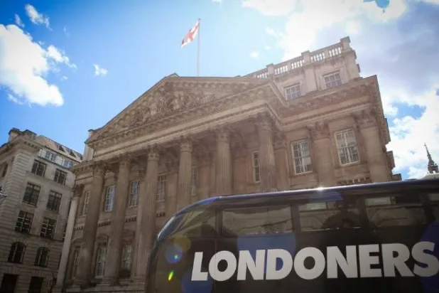 حافلة تمرّ عبر الحيّ المالي في لندن (رويترز)