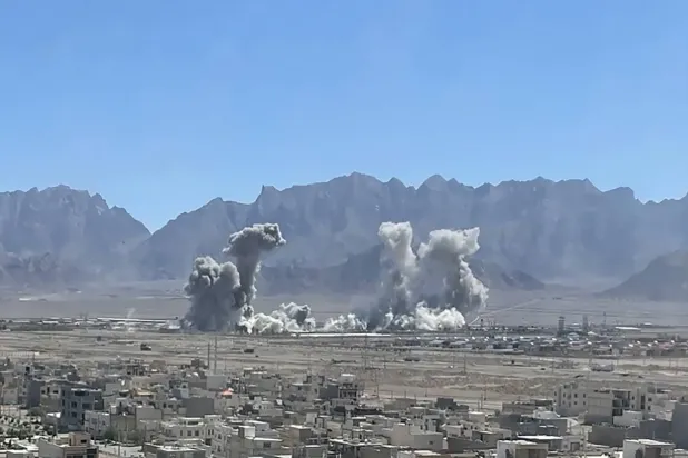 İran'ın Yezd şehrinde bombardımanın ardından yükselen dumanlar (AFP)