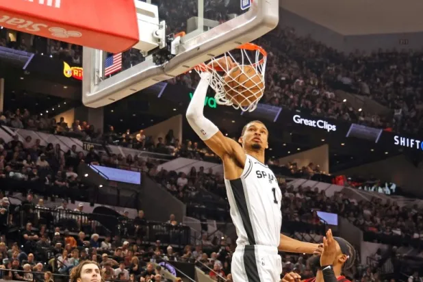 ويمبانياما يتألق في فوز سبيرز على بولز (رويترز)