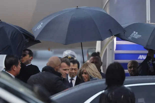  France's President Emmanuel Macron (center-L) and his wife Brigitte arrives at Tokyo Haneda International Airport in Tokyo on march 31, 2026. (AFP) 