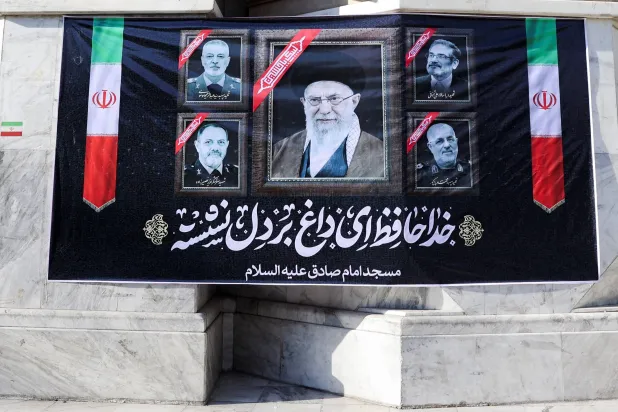 لافتة تكريمية في شارع بطهران للمرشد الإيراني الراحل علي خامنئي ولقادة آخرين قتلوا في بداية الحرب (رويترز)