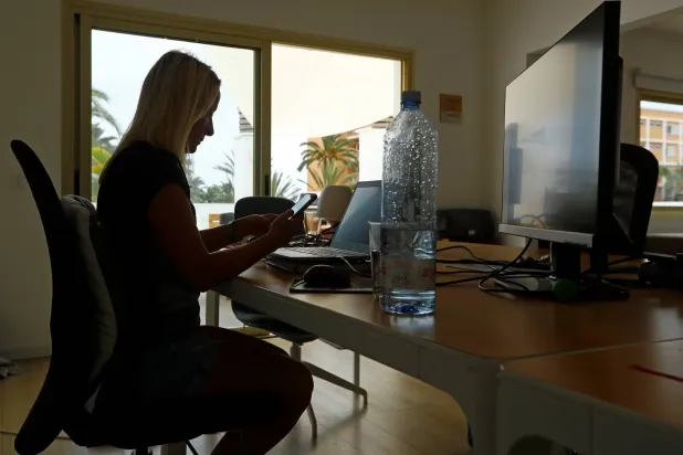 سيدة تعمل من المنزل خلال جائحة كورونا في إسبانيا (أرشيفية - رويترز)