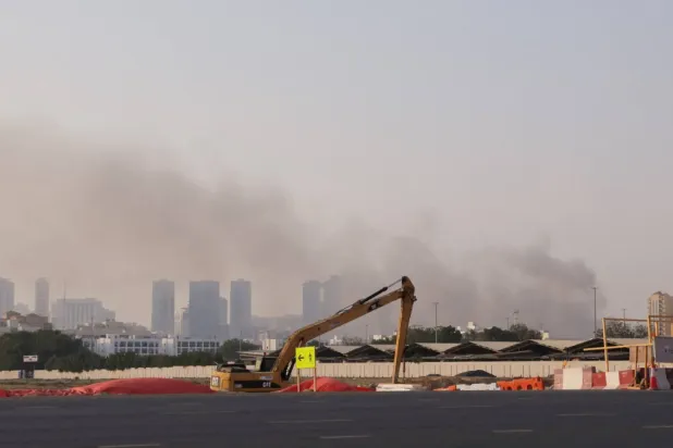 تصاعد الدخان عقب هجوم إيراني سابق في الشارقة بدولة الإمارات العربية المتحدة (رويترز)