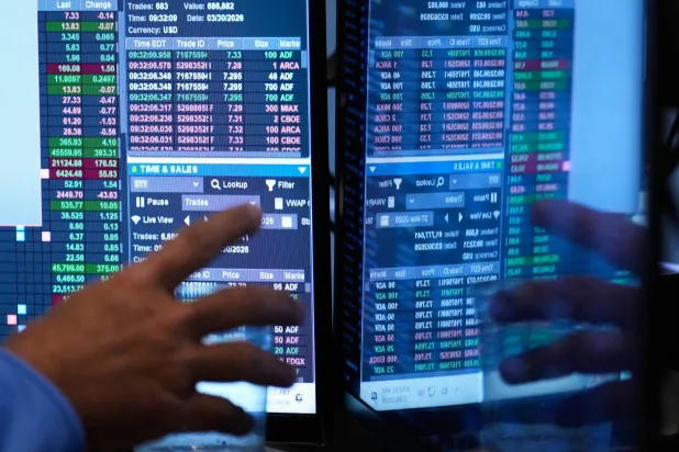 موظفون بقاعة التداول في بورصة نيويورك (أ.ب)