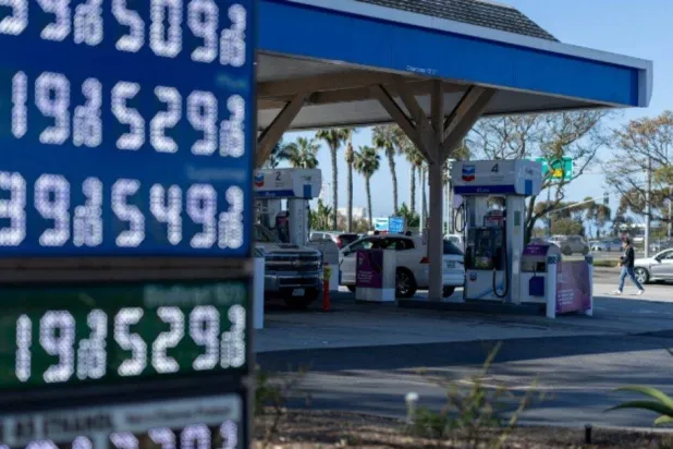 شاشة تعرض أسعار البنزين في محطة وقود بولاية كاليفورنيا يوم 3 مارس 2026 (رويترز)