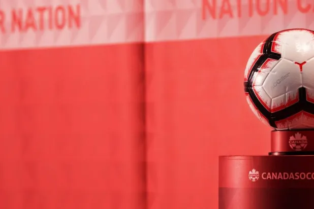 المهاجم لن يعدّ في وضع التسلل إلا إذا كانت هناك مسافة وفجوة واضحتين (الاتحاد الكندي)