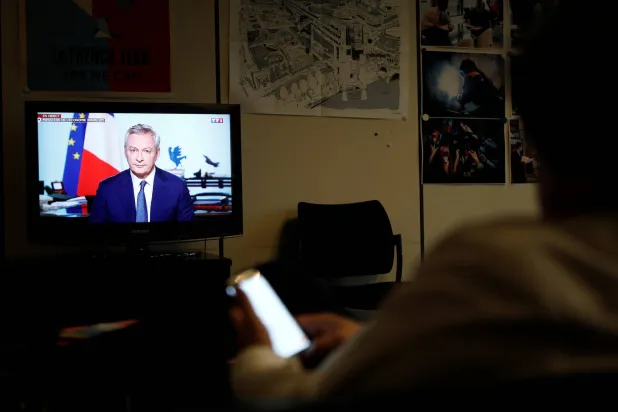 سيدة تشاهد الأخبار (أرشيفية - رويترز)