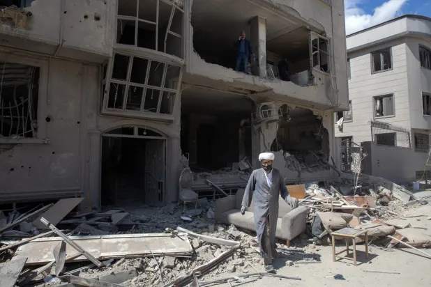 رجل دين يتفقد آثار الغارات الجوية الإسرائيلية - الأميركية التي استهدفت طهران - الاثنين 30 مارس 2026 (نيويورك تايمز)