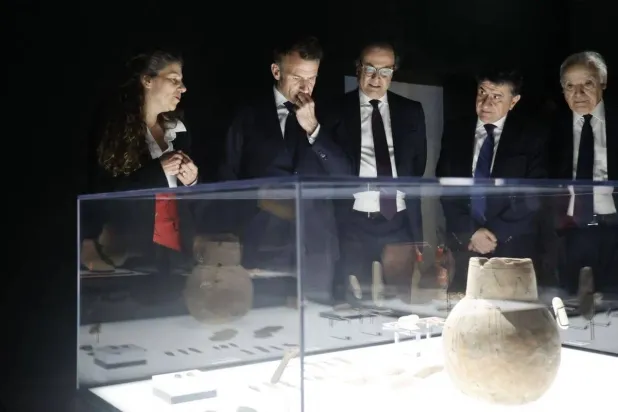 افتتاح معرض بيبلوس في معهد العالم العربي بباريس (وسائل التواصل)