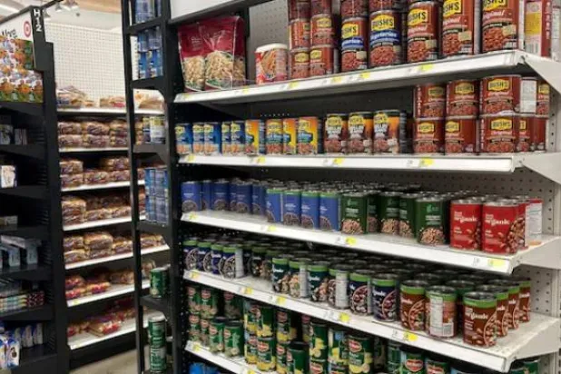 يسهم تناول البقوليات المعلبة في خفض الكولسترول الضار وتحسين صحة القلب (رويترز)