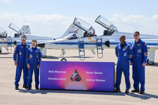 4 رواد فضاء يحملون إلى السماء حكاية عودةٍ طال انتظارها (إ.ب.أ)