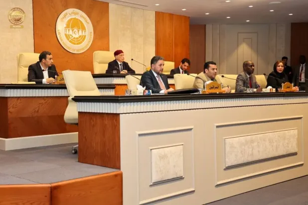 جلسة سابقة لمجلس النواب برئاسة صالح وبحضور نائبيه دومة بـ«اليمين» والنويري بـ«اليسار» (مجلس النواب الليبي)