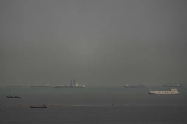 سفن شحن تبحر عبر الخليج العربي كما تُرى من عجمان بالإمارات العربية المتحدة (أ.ب)