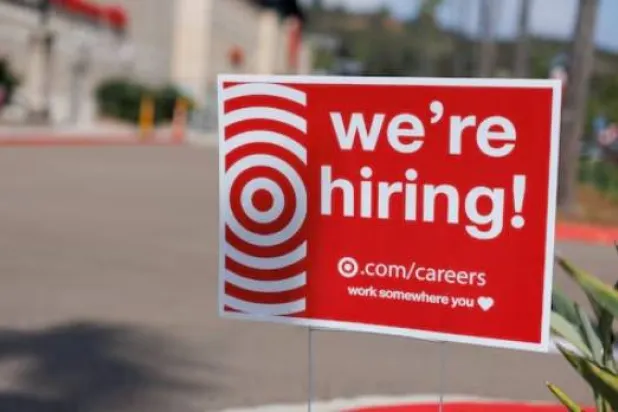 لافتة «نحن نوظف» معروضة خارج متجر «تارغت» في إنسنيتاس بكاليفورنيا (رويترز)
