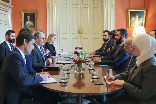 اجتماع الشرع ورئيس الوزراء البريطاني في مقر الحكومة بداوننغ ستريت بحضور مسؤولين من الطرفين (حساب الرئاسة السورية)
