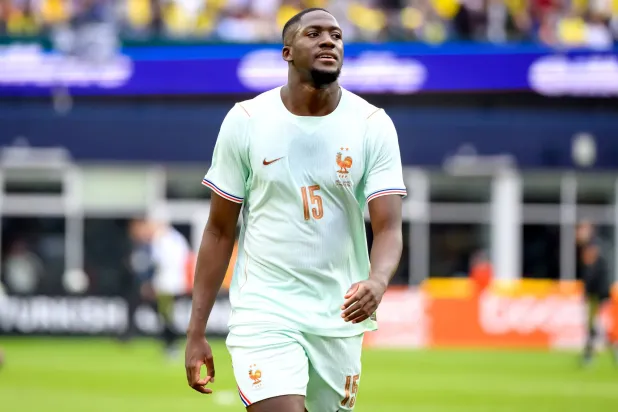 الفرنسي إبراهيما كوناتي مدافع ليفربول (إ.ب.أ)