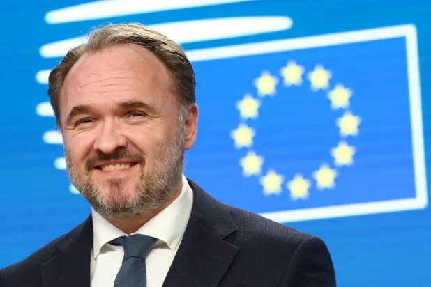 مفوض الطاقة في الاتحاد الأوروبي دان يونسن خلال مؤتمر صحافي في بروكسل ببلجيكا 31 مارس 2026 (رويترز)