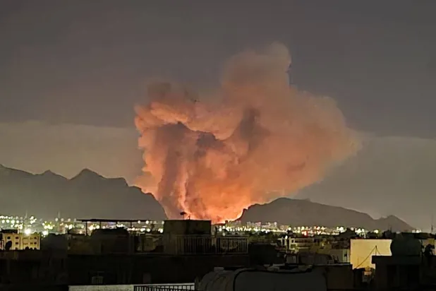 وهج انفجار ضخم في ضواحي أصفهان فجر الثلاثاء (شبكات التواصل)