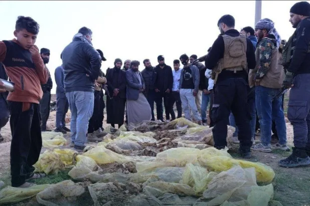 تجمع الأهالي حول مقبرة الكم الصيني الجماعية التي كشفتها الأمطار في الحسكة شمال شرقي سوريا (مديرية إعلام الحسكة)