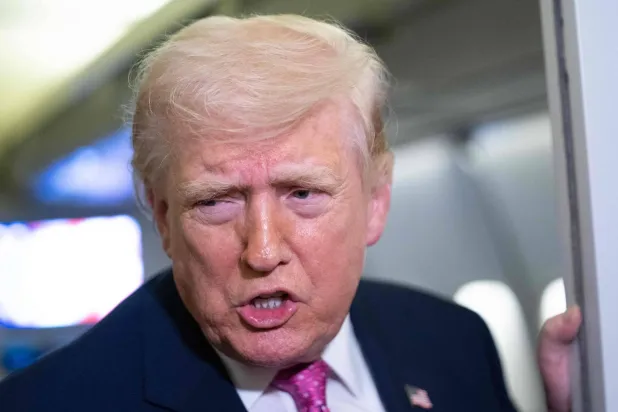 الرئيس الأميركي دونالد ترمب يتحدث مع وسائل الإعلام على متن طائرة الرئاسة في 29 مارس 2026 أثناء توجهه إلى قاعدة أندروز المشتركة في ماريلاند (أ.ف.ب)