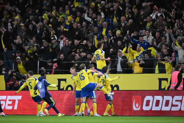 فيكتور جيوكيريس يحتفل بهدف الفوز القاتل للسويد على بولندا (أ.ف.ب)