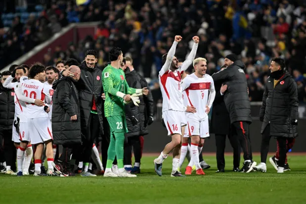 فرحة لاعبي تركيا بالفوز على كوسوفو والتأهل للمونديال (أ.ف.ب)