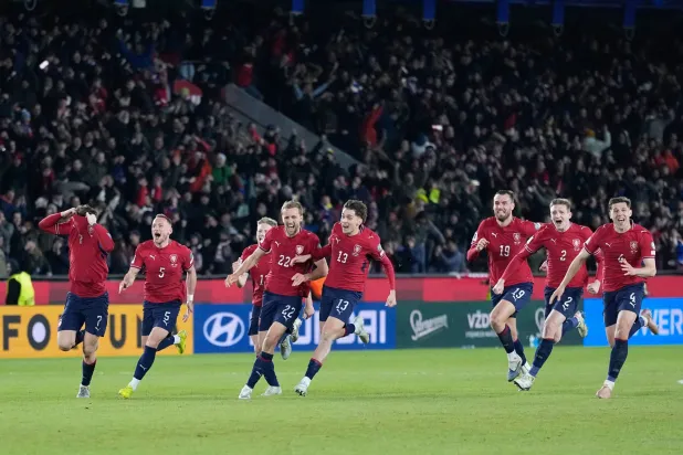 فرحة لاعبي التشيك بالعودة للمونديال بعد غياب 20 عاما (أ.ب)