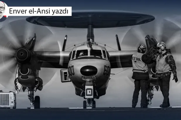 ABD Donanması denizcileri, USS Gerald R. Ford uçak gemisinin güvertesinde seyreden 124. Hava Komuta ve Kontrol Filosu'ndan bir E-2D Hawkeye uçağına sinyaller gönderiyor, 28 Şubat 2026 (Reuters)