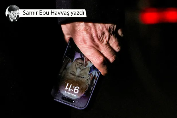 ABD Başkanı Donald Trump, Pensilvanya'dan Maryland'deki Joint Base Andrews'a dönüşünden sonra, ekranında kendi resminin bulunduğu bir cep telefonunu tutarken, 30 Mayıs 2025 (Leah Millis / Reuters)