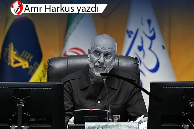 İran Meclisi Başkanı Muhammed Bakır Kalibaf, Devrim Muhafızları üniformasıyla Tahran'da bir oturuma başkanlık ediyor, 1 Şubat 2026 (AFP)