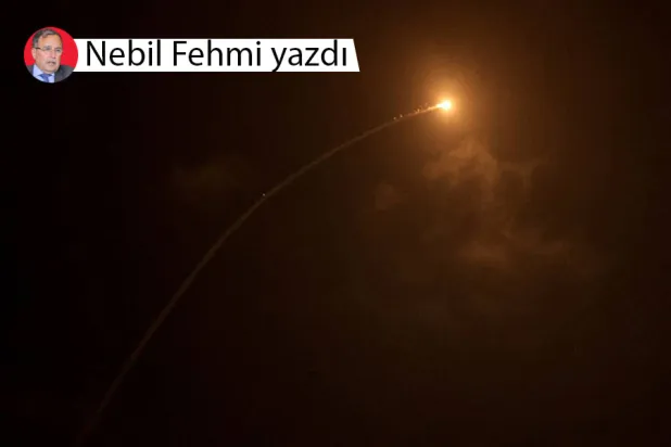 İran’ın yeni bir füze yağmurunun ardından İsrail'in merkezindeki sahil şehri Netanya semalarında füzelerin etkileri açıkça görülüyor, 15 Mart 2026 (AFP)