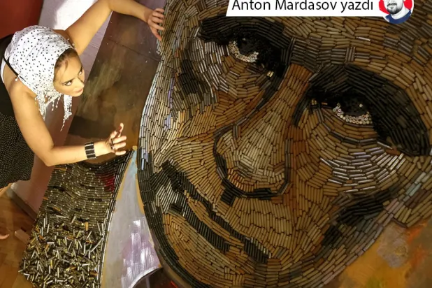 Rusya Devlet Başkanı Vladimir Putin'in Ukrayna'nın doğu cephesinden getirilen 5 bin mermiyle yapılmış, "Savaşın Yüzü" başlıklı portresi, Kiev, 23 Temmuz 2015 (Reuters)