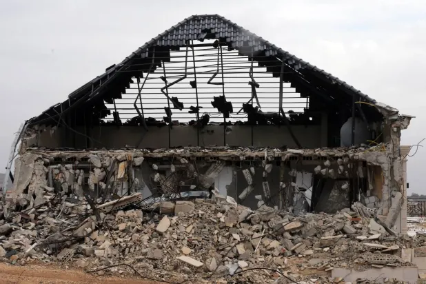 Lübnan'ın güneyindeki Blida kasabasında yıkılmış bir ev (EPA)