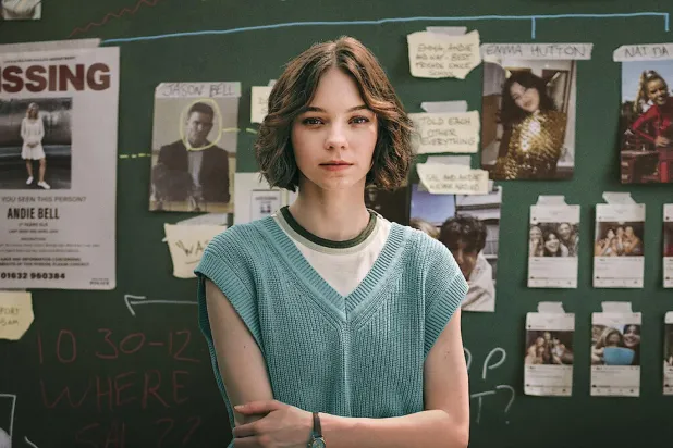 Wednesday'de Jenna Ortega'yla birlikte rol alan Emma Myers, Amerikalı olmasına rağmen İngiliz aksanını yalnızca iki haftalık diyalekt eğitimiyle öğrenerek İyi Bir Kızın Cinayet Rehberi'nde oynadı (Netflix)