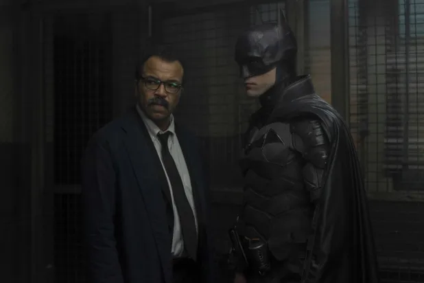 The Batman'da Robert Pattinson'a (sağda) Komiser James Gordon rolünde Oscar adayı yıldız Jeffrey Wright (solda) Eşlik ediyor (Warner Bros.)
