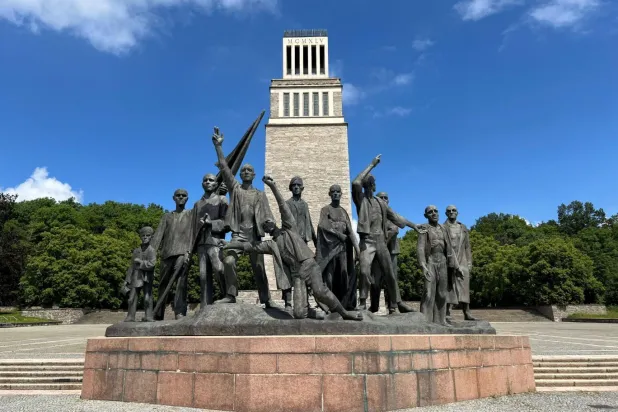 Anıt müzeye dönüştürülen kampın merkezinde "antifaşist direnişin" simgesi olarak Fritz Cremer tarafından tasarlanan ve 1961'de Doğu Almanya döneminde yerleştirilen bir anıt bulunuyor (Reuters)