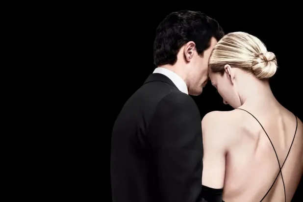 Love Story, Kennedy Jr. ve Carolyn Bessette'ın arasındaki karşı konulmaz çekimi, fırtınalı ilişkiyi ve medyanın gözü önündeki evliliklerini konu alıyor (FX)