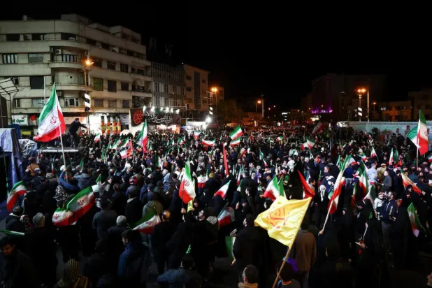 İranlılar, saldırıların iki hafta askıya alınmasını Tahran'da kutladı (Reuters)