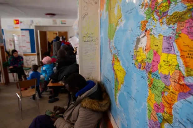 Sığınma evinin salonuna asılı dünya haritası (Hans Lucas/AFP)