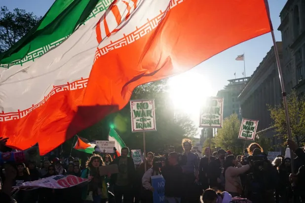 Ateşkes ilanından önce Beyaz Saray önünde İran savaşı karşıtı yürüyüş düzenlenmişti (Reuters)