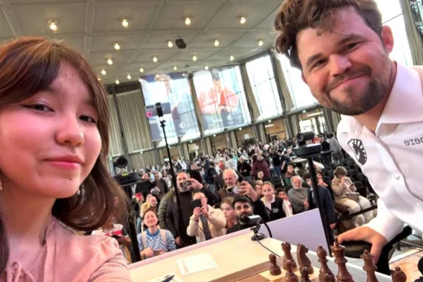 Alua Nurman satranç büyükustası Magnus Carlsen'la özçekim yapıyor (Instagram/Alua Nurman)